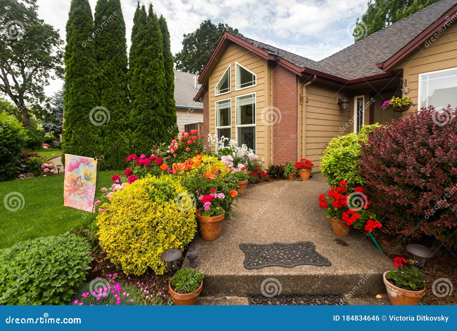 1 428 Flower Bed Front House Photos Free Royalty Free Stock Photos From Dreamstime