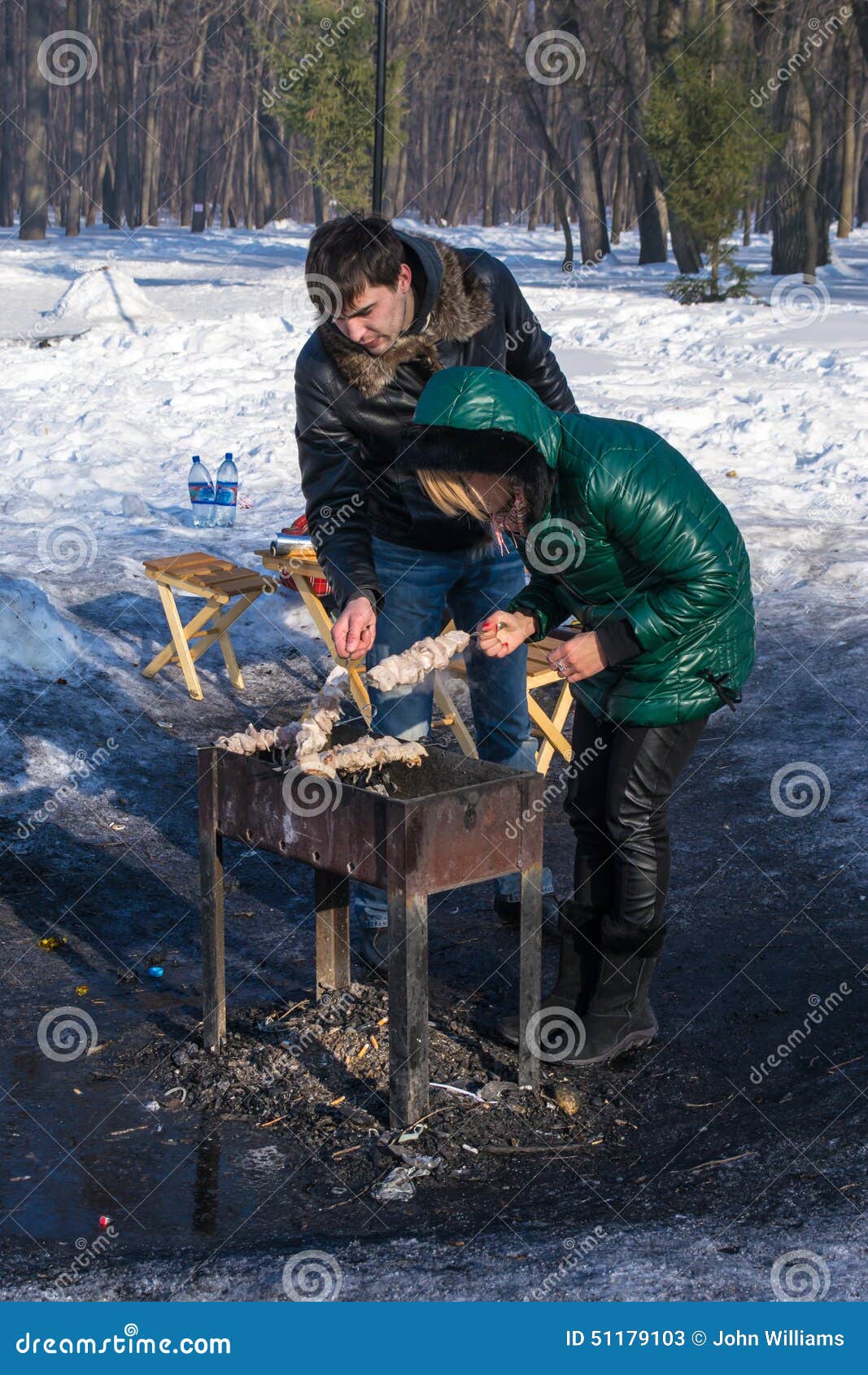 Laissons les entre eux, faut pas les déranger. Traditional-russian-shashlik-barbecue-winter-ufa-bashkortostan-russia-th-march-man-wife-enjoy-snow-51179103