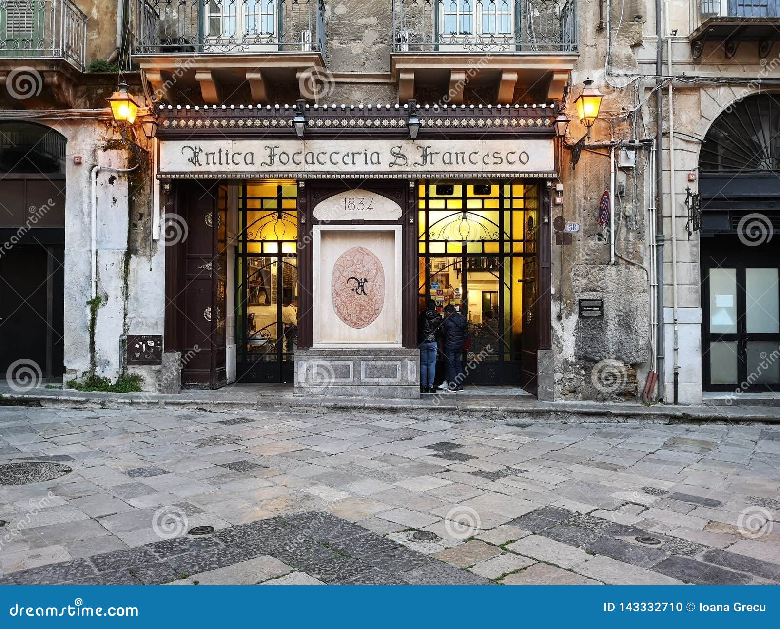 Weggegooid Wees tevreden Medisch Traditional Shop in Palermo, Sicily Editorial Image - Image of shop,  people: 143332710