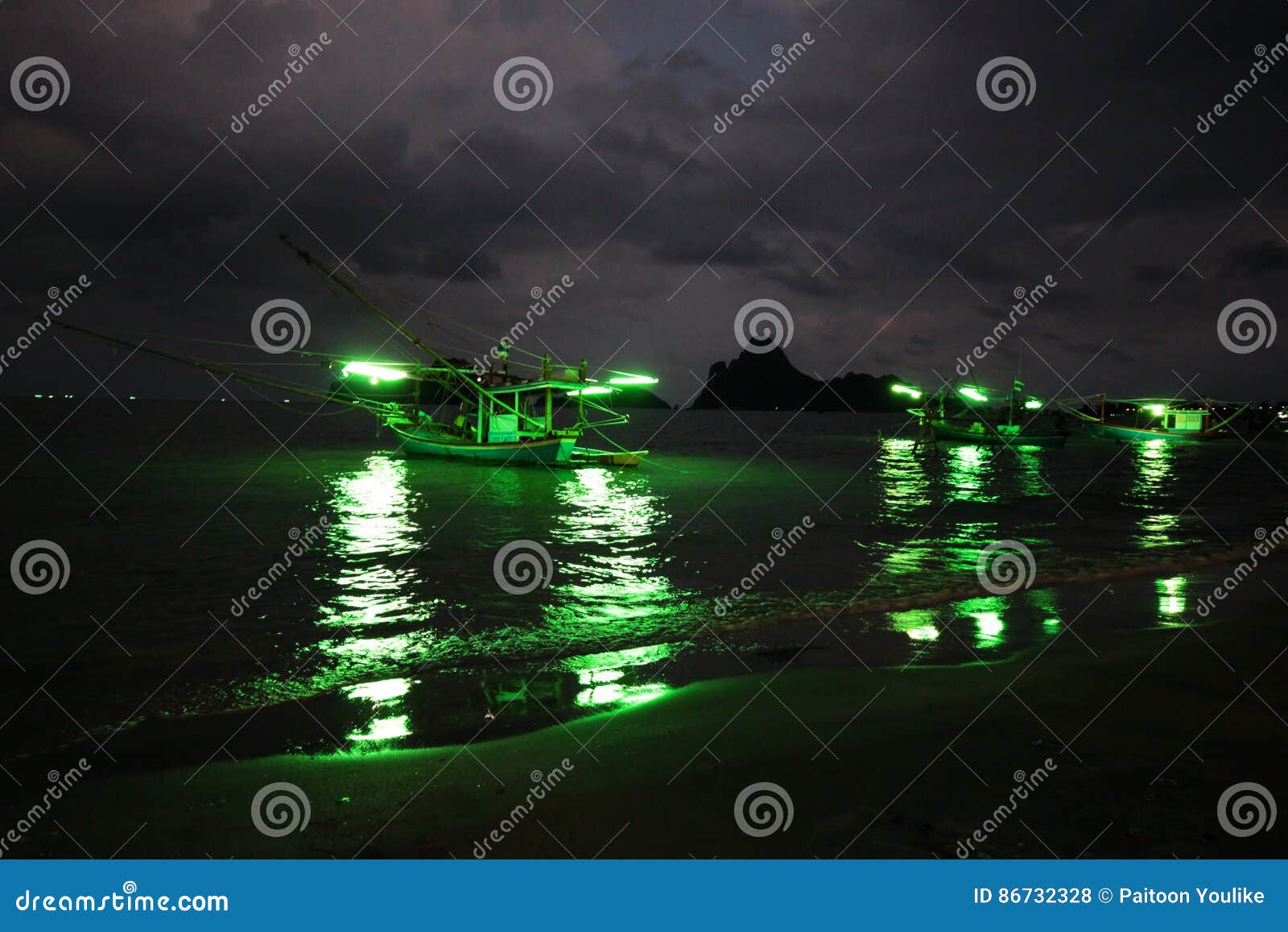 https://thumbs.dreamstime.com/z/traditional-squid-fishing-boats-folk-turn-light-boat-going-out-to-sea-night-prachuapkirikhan-86732328.jpg