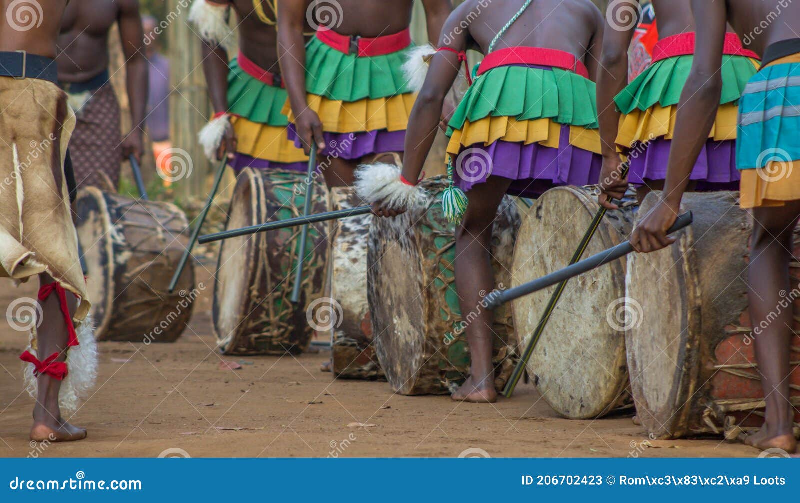 scherp Bitterheid Zeep Traditional Swaziland Men Singing and Dancing with Traditional Attire  Clothing Dancers Performing High Energy War Dance Stock Image - Image of  tourist, side: 206702423