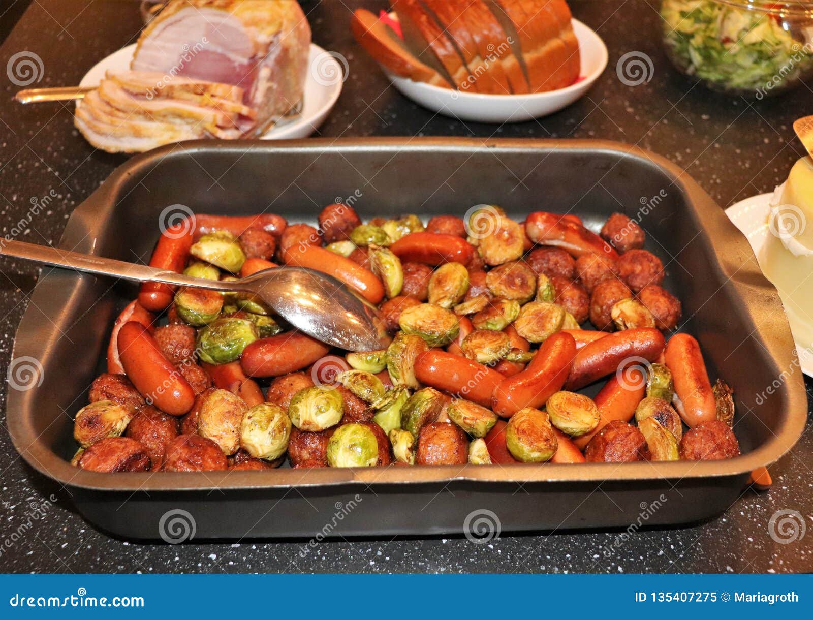 Featured image of post Swedish Sausage Dinner : Made from a mixture of beef and pork, flavored with nutmeg and cardamom and served with a tasty swedish meatball sauce.