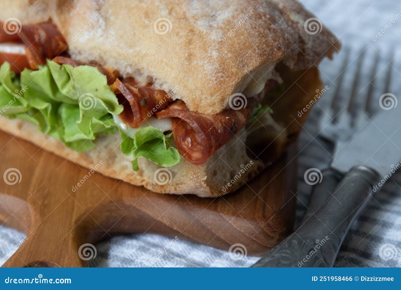 Traditioneel Italiaans Brood Ciabatta Met Pepperoni Ham Stock Foto ...