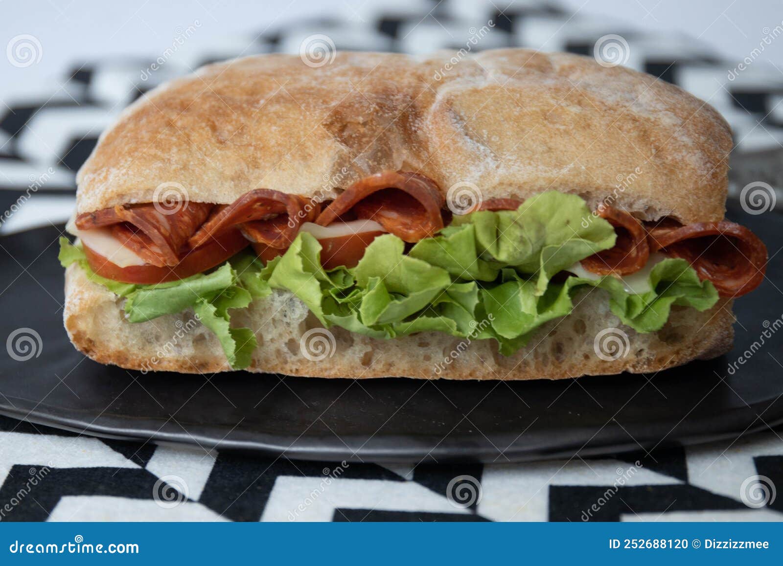 Traditioneel Italiaans Brood Ciabatta Met Pepperoni Ham Stock Foto ...