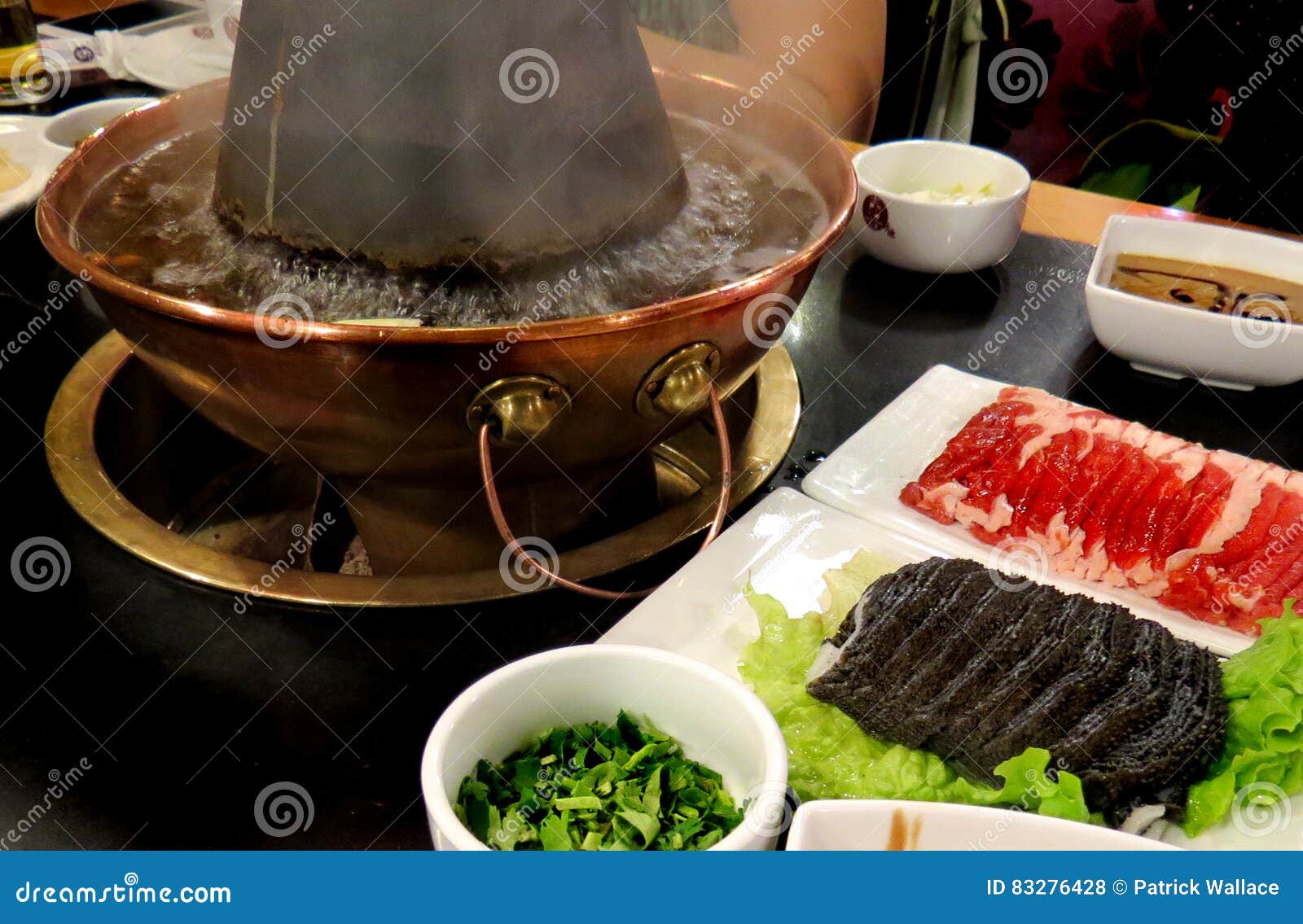 Traditioneel Peking Hotpot Met Vlees Stock Foto Image of kook, stoom