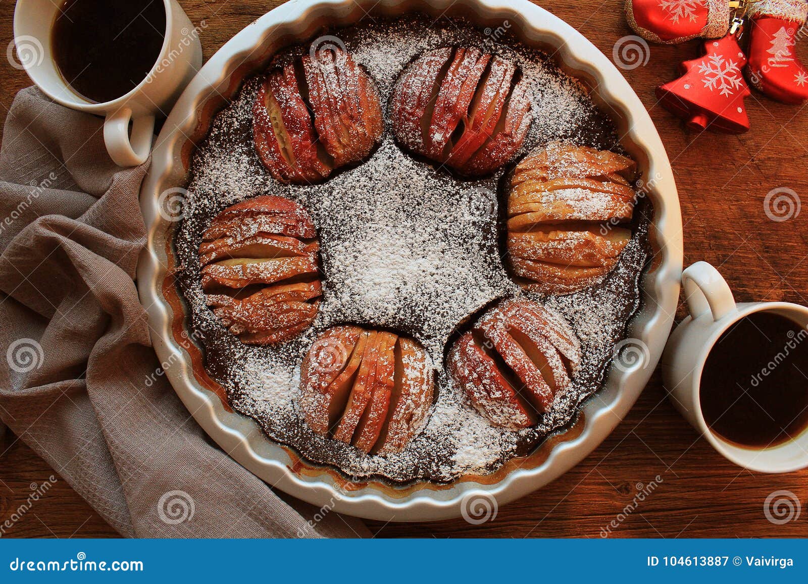 Traditionele appeltaart, fruitdessert, scherp op houten rustieke lijst Hoogste mening, Kerstmisachtergrond