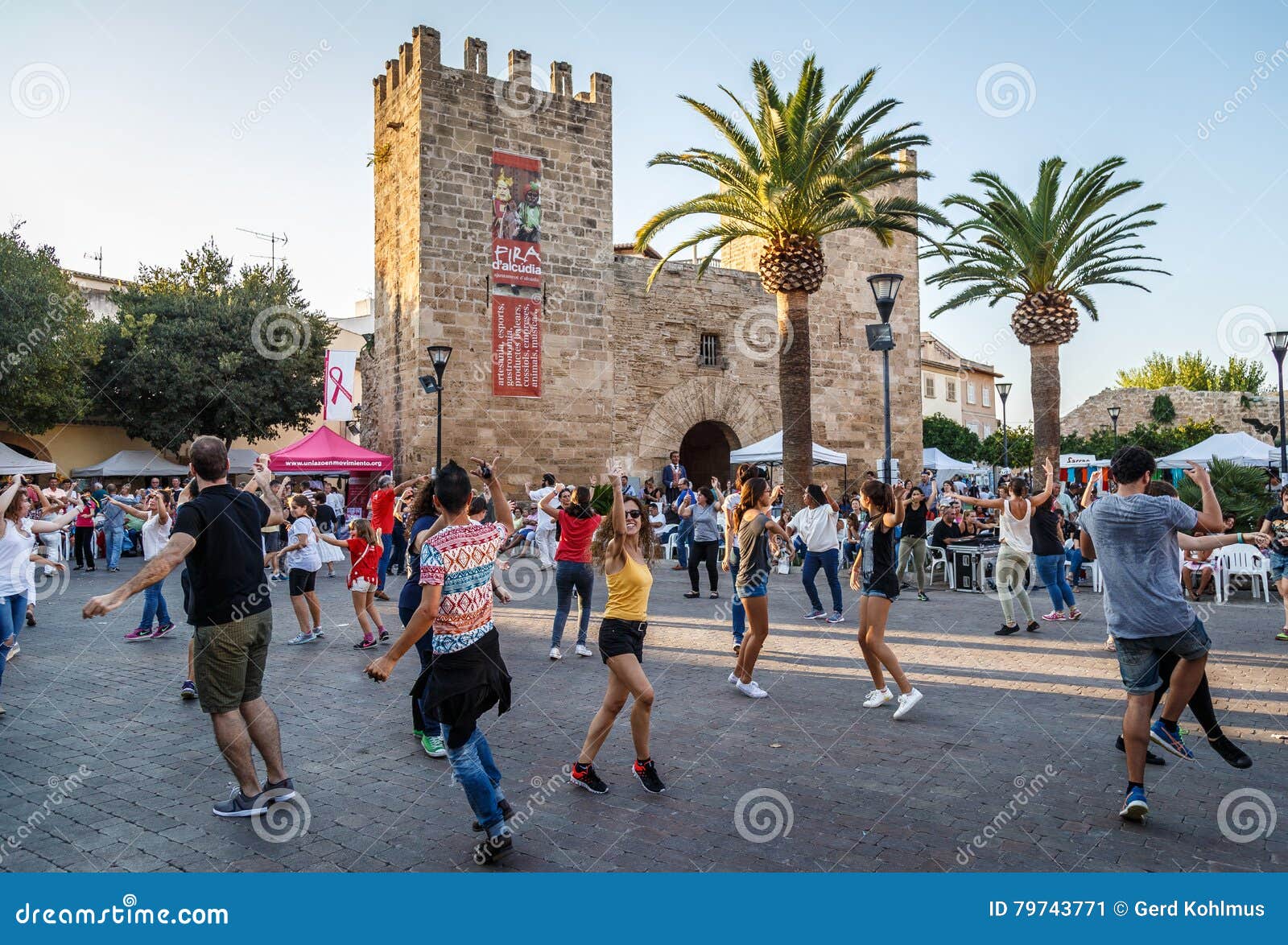 Traditionele dansbal DE bot in Alcudia, Mallorca. De traditionele Bal DE bot van de folkloredans presteerde bij de populaire vieringen van Fira D ` Alcudia Deze dans is typisch voor de Eilanden Majorca en Minorca