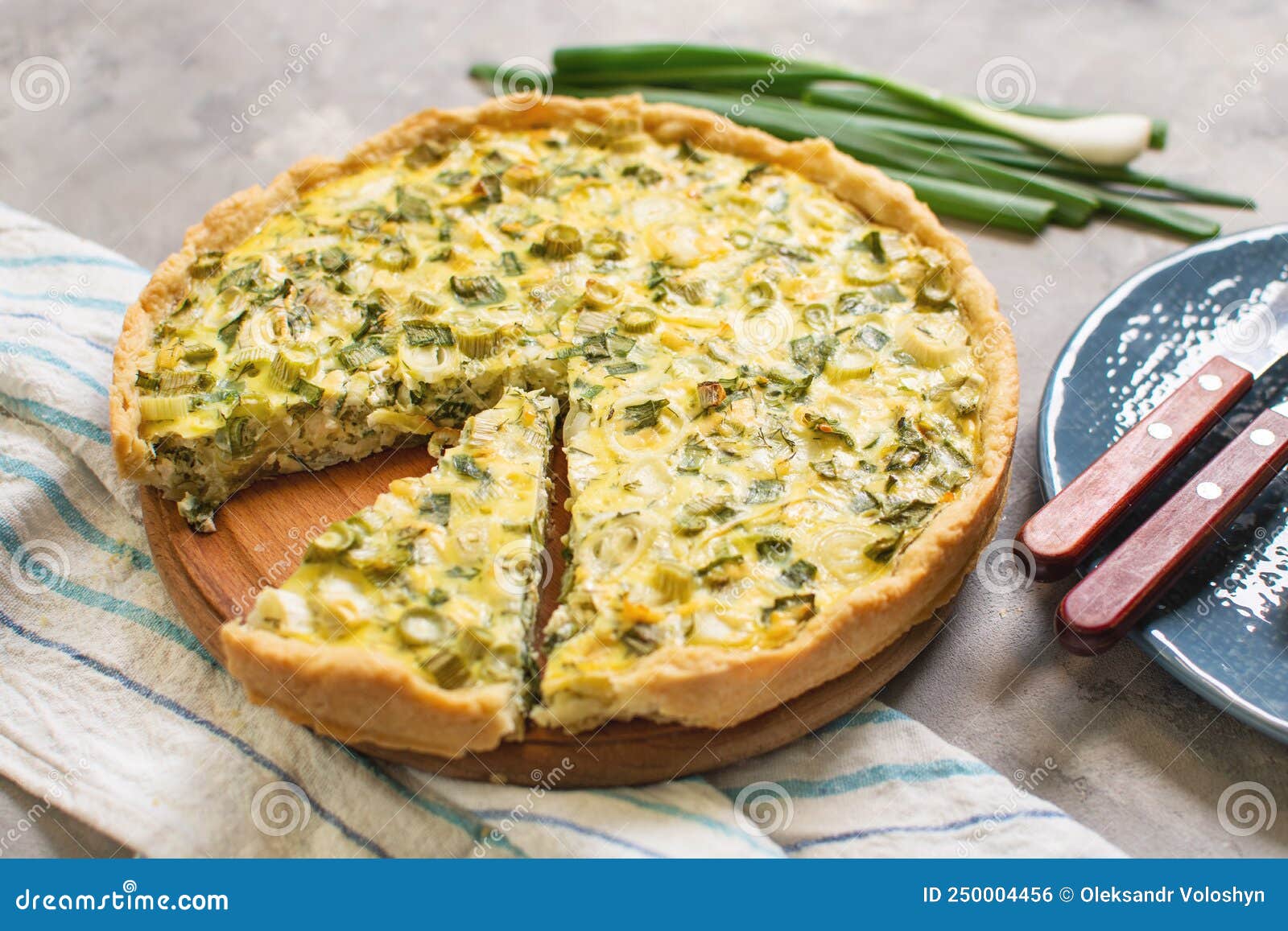 Traditionele Franse Homemade - Uientaart of Quiche Op Betontafel Stock ...