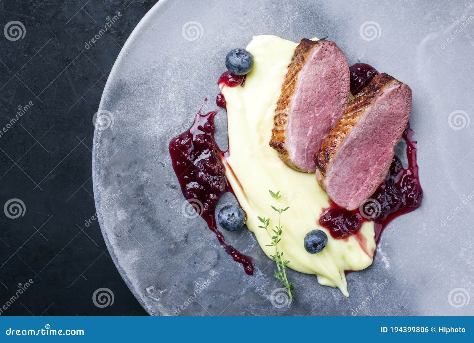 Traditionele Gourmet-eendenborsfilet Met Gestreepte Aardappelen En Cranberry Op Een Stock Foto - Image of gans, schotel: 194399806