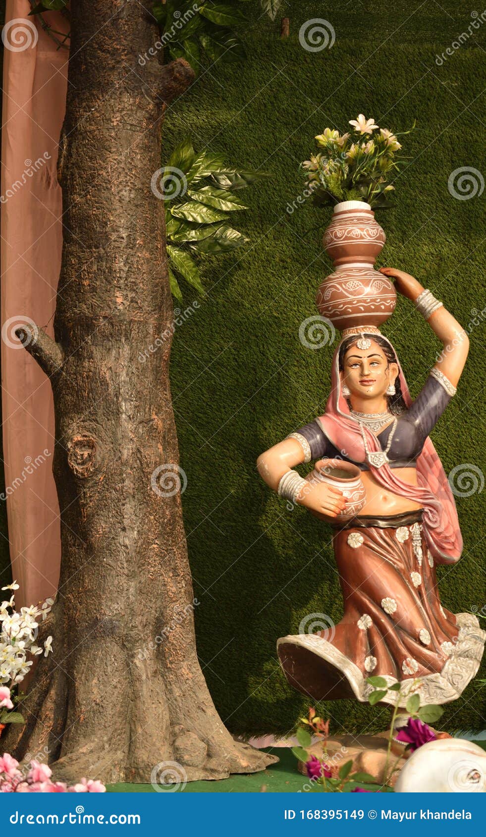 Traditionele Indiase Versiering Van Vrouwen Tijdens Het Evenement, India Stock Afbeelding - of bloem, traditioneel: 168395149