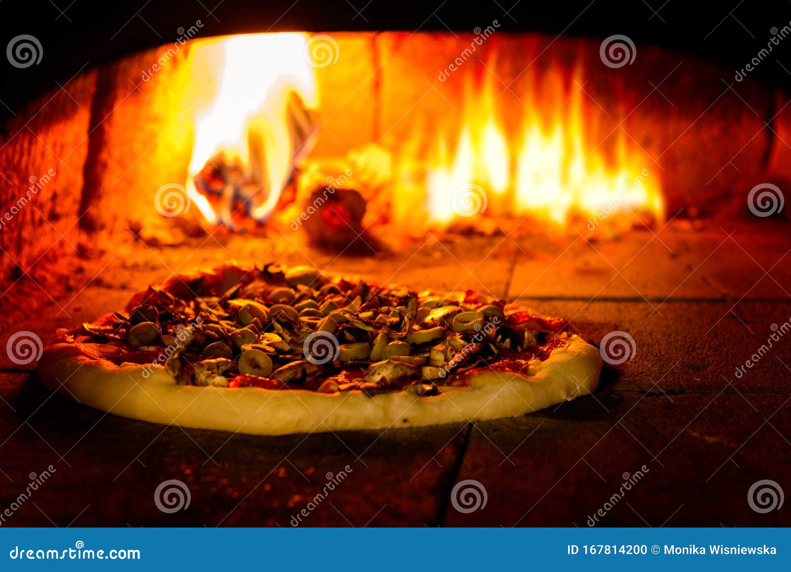 Traditionele Italiaanse Pizzaoven Stock Foto Image of verbranding