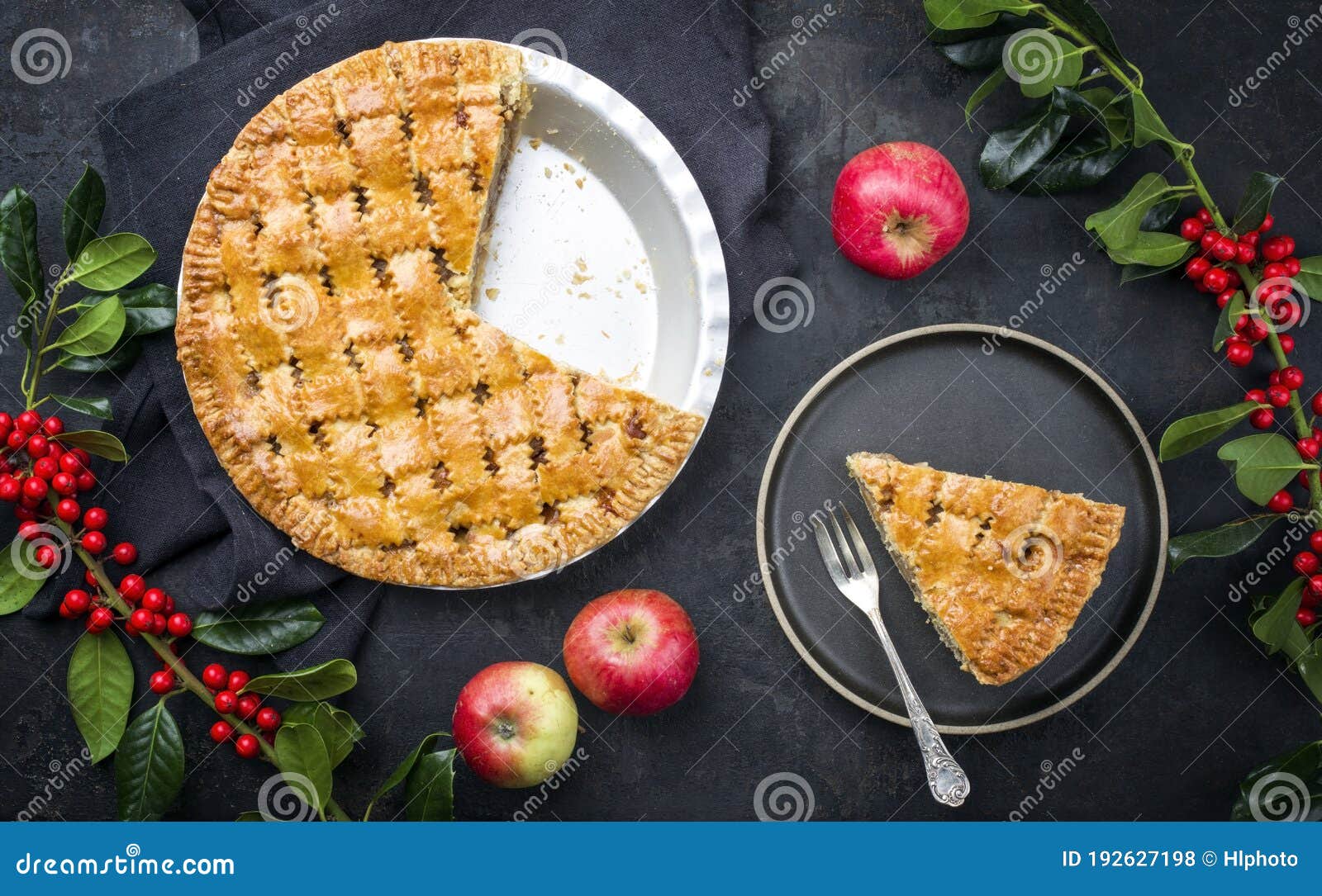 Baffle Aap Verbaasd Traditionele Jalousie-taart Voor Appelen Op Een Modern Plaatje En Op Een  Drager Met Decoratie Op Een Zwarte Plaat Stock Foto - Image of keuken,  karamel: 192627198