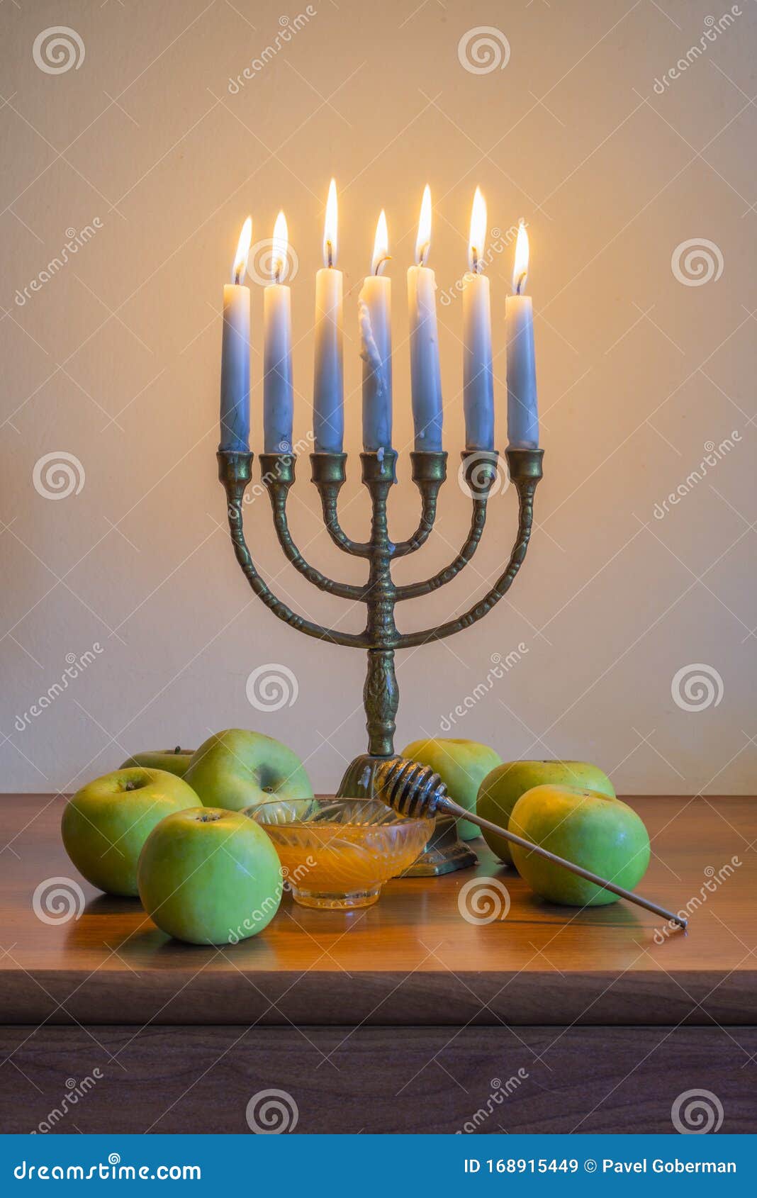 Traditionele Joodse Menorah Met Brandende Kaarsen, Appels Een Glazen Kom Met Voor De Viering Van Hanukkah Stock - Image of licht, kandelaber: 168915449