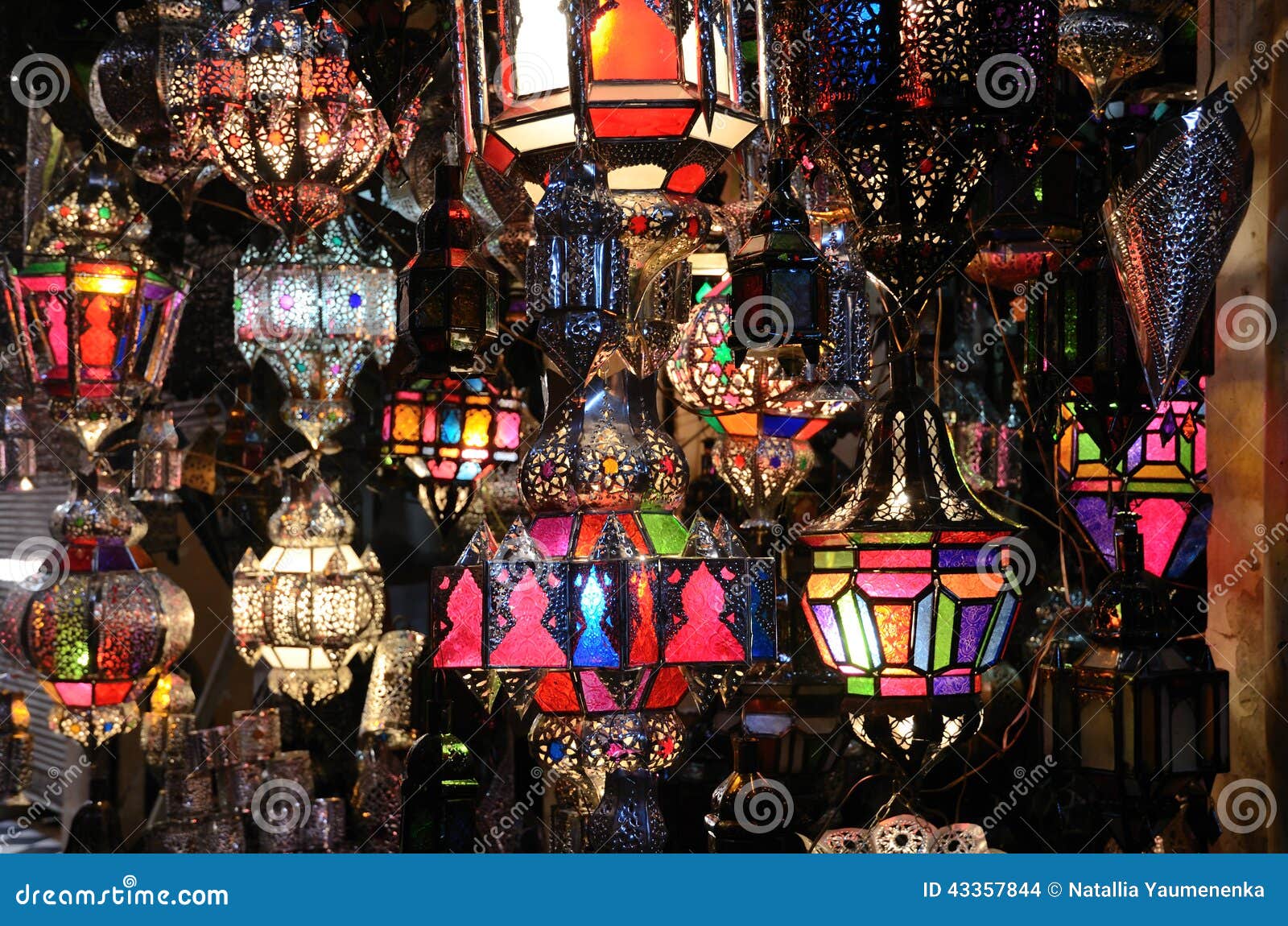 Rondsel lanthaan Posters Traditionele Marokkaanse Lampen Stock Foto - Image of verlicht, arabisch:  43357844