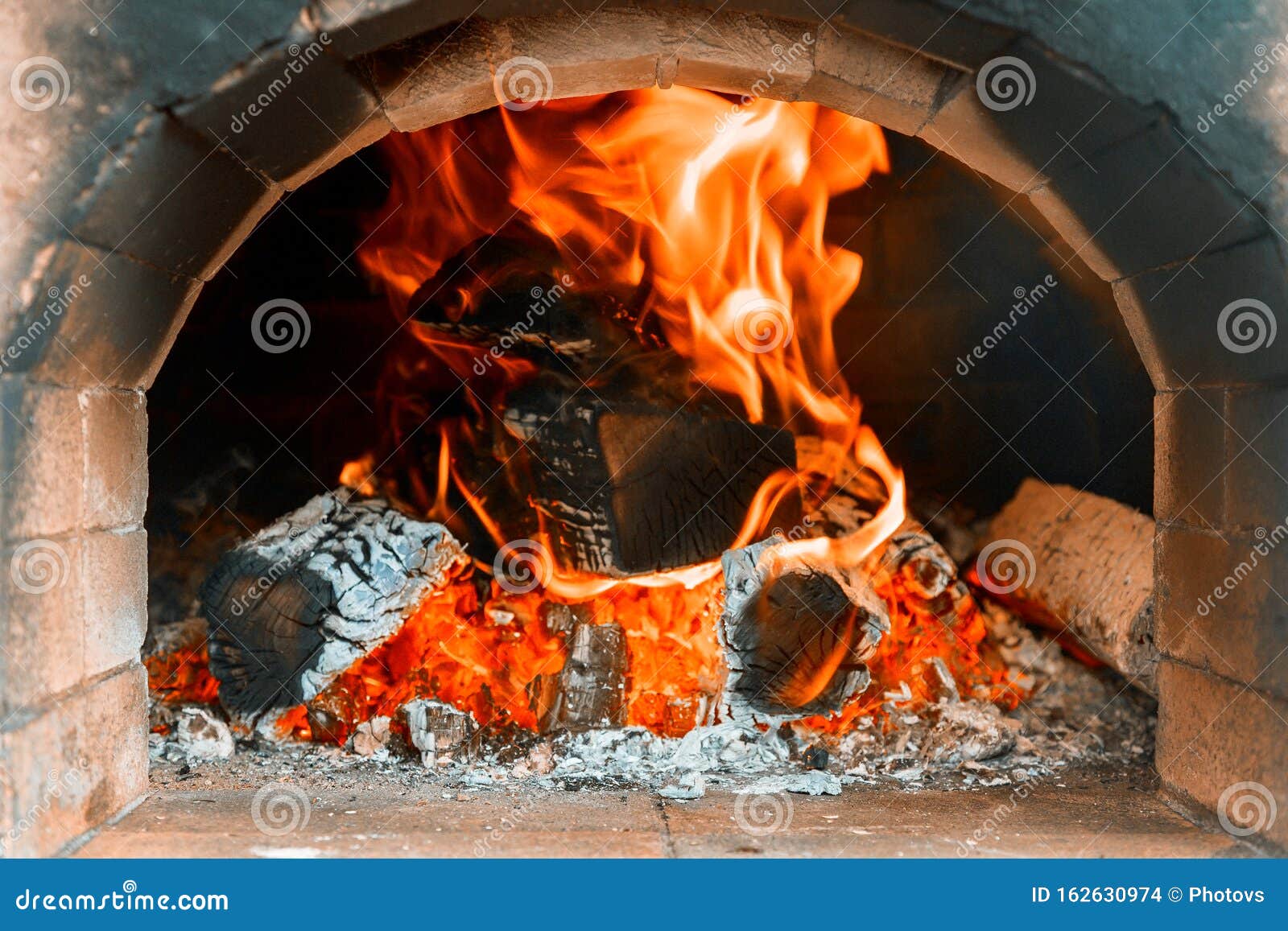 rivier Geneeskunde ongeduldig Traditionele Pizza Oven in Een Houtvuur in Restaurant Stock Foto - Image of  verbranding, gevaar: 162630974