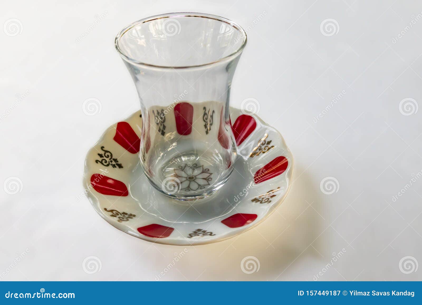 Respectievelijk maak het plat verbanning Traditionele Turkse Theeglazen Beker En Litterige Plaat Op Witte  Achtergrond Stock Afbeelding - Image of glas, ontbijt: 157449187
