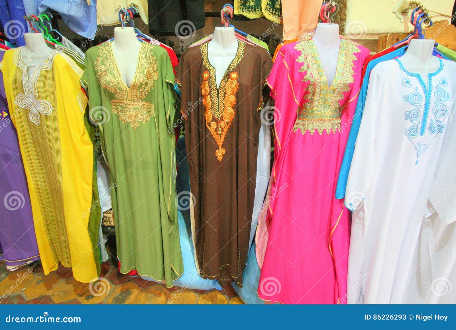 grind Prominent Advertentie Traditionele Vrouwen` S Kleding in Marokko Stock Afbeelding - Image of  toga, verkoop: 86226293