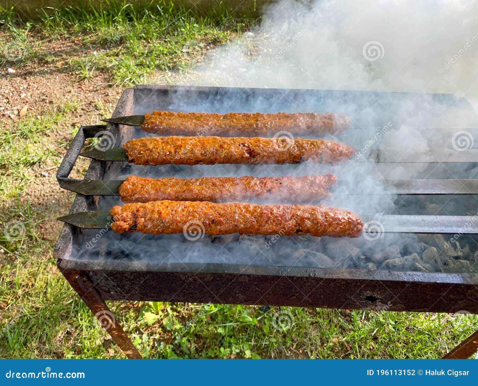 Traditionell Kalkfisk Med Kanin På Grillen Skjortor Till Middagen. Kalkonkökskultur I Kalkonen. Arkivfoto - Bild av grillfester, brand: 196113152