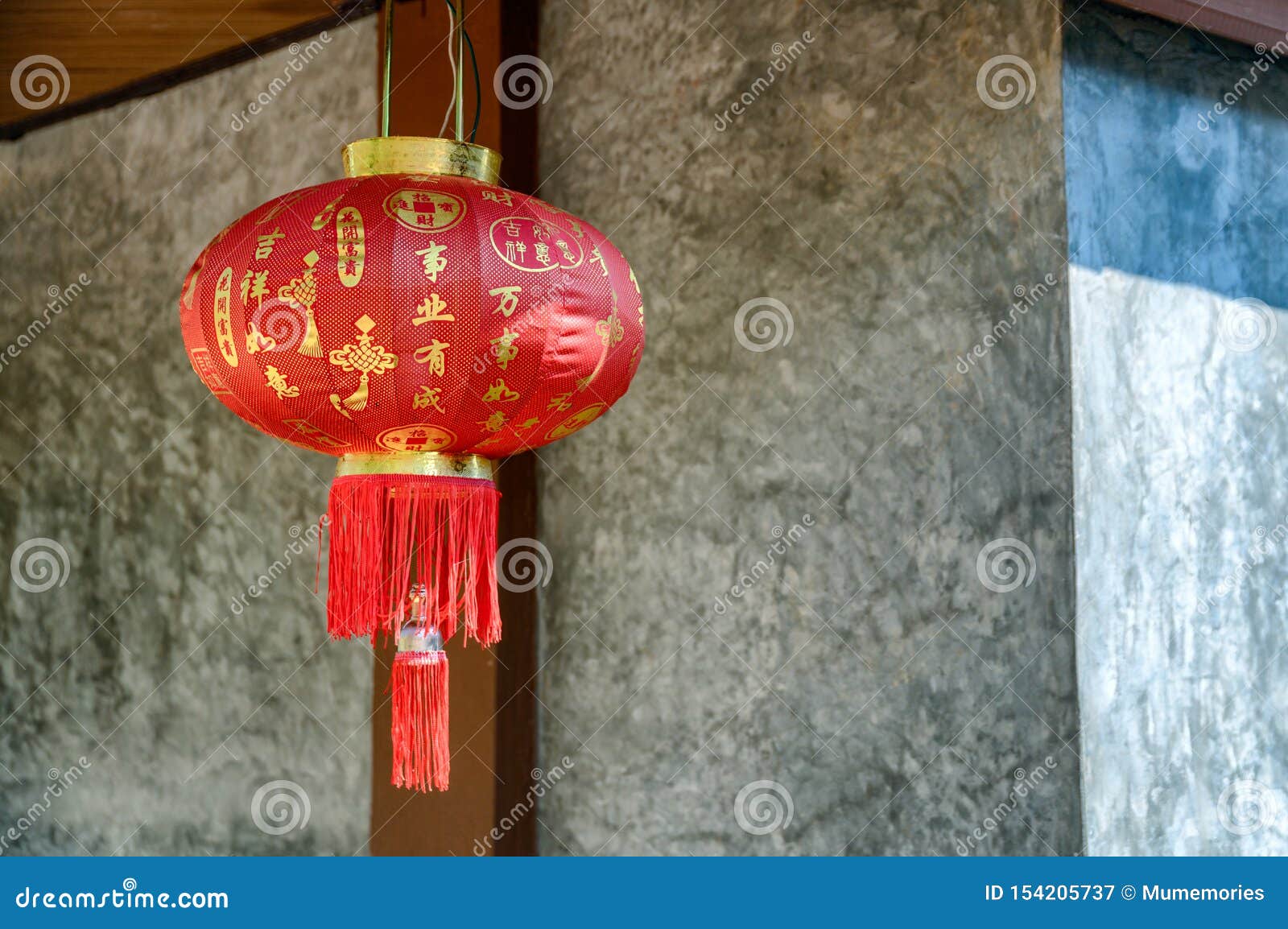 Traditionelle Chinesische Rote Lampe Mit Dem Porzellantext, Der Auf Mörser Hängt Stockbild - Bild von feiertag,