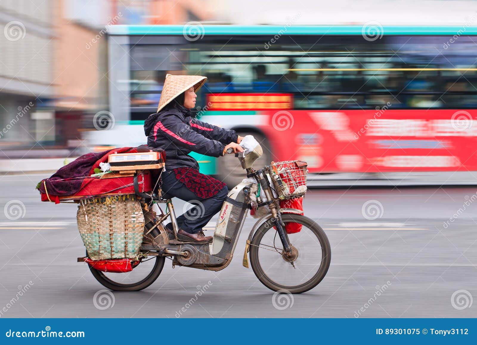 Traditionelle Frau Transportiert Material Auf Einem