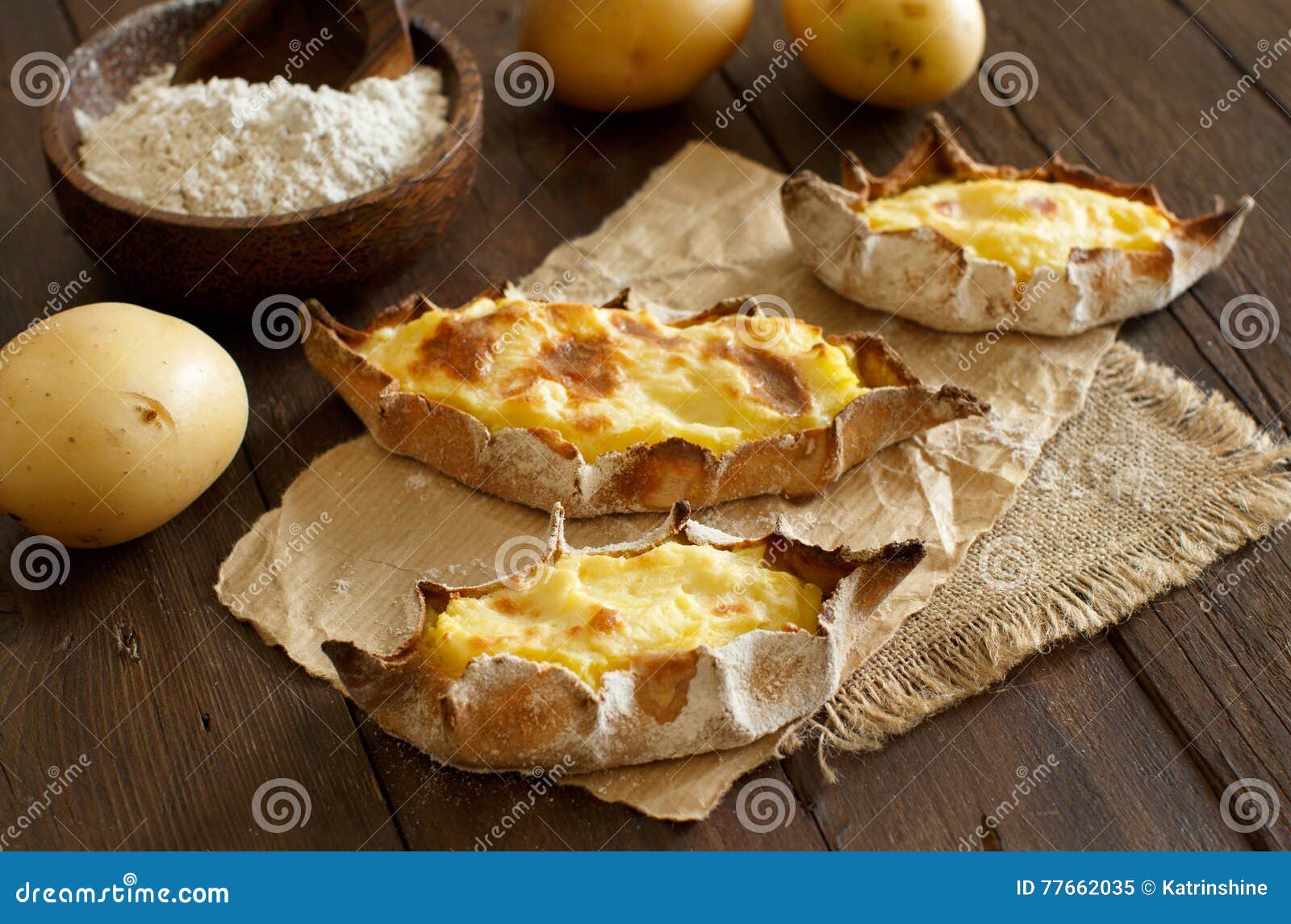 Traditionelle Karelische Pasteten Mit Kartoffeln Stockbild - Bild von ...