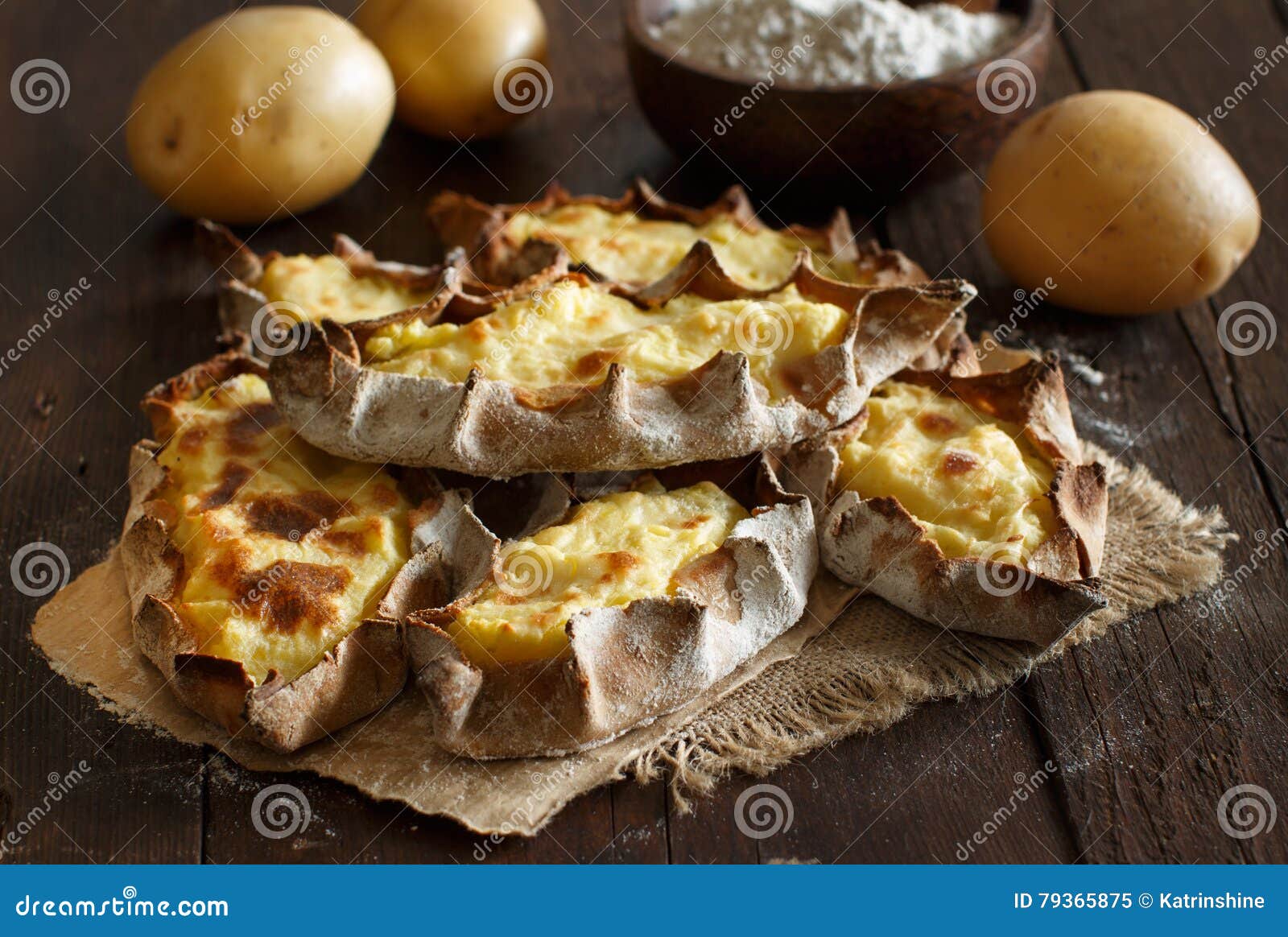 Traditionelle Karelische Pasteten Mit Kartoffeln Stockbild - Bild von ...