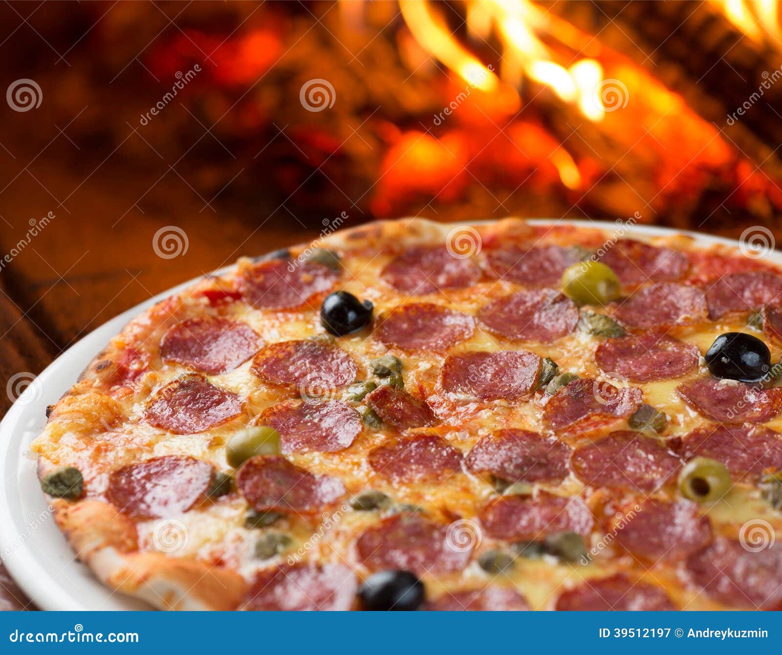 Traditionelle Pizza Mit Salami Im Ofen Stockbild Bild von