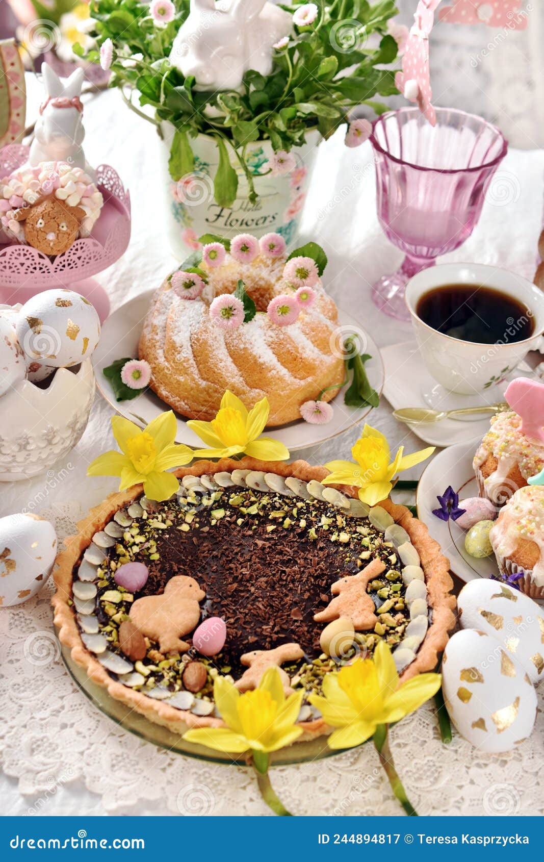 Traditionelle Polnische Osterkuchen Mazurek Und Ringkuchen Auf ...