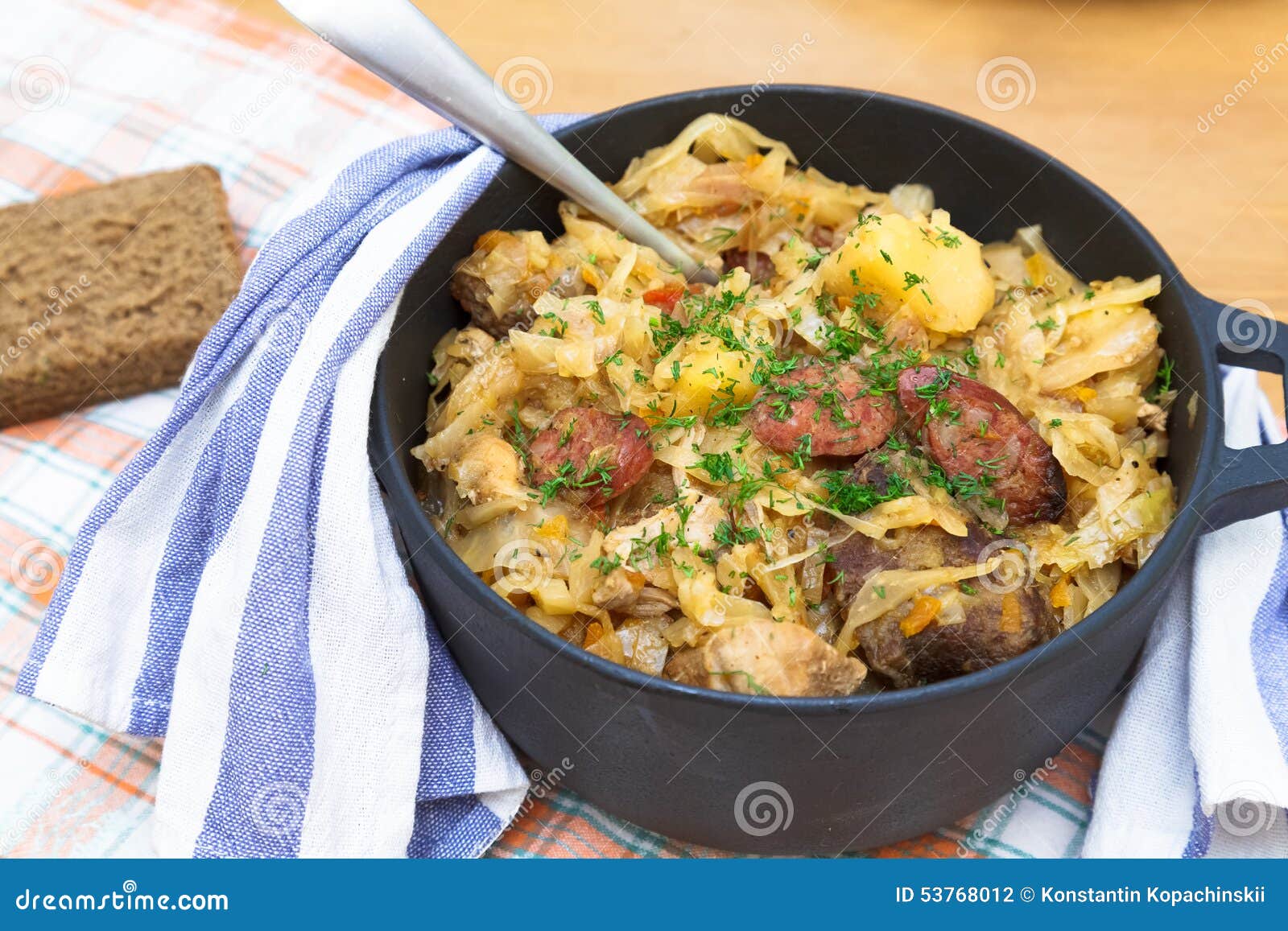 Traditionelle Polnische Sauerkraut Bigos Mit Pilzen Stockfoto - Bild ...