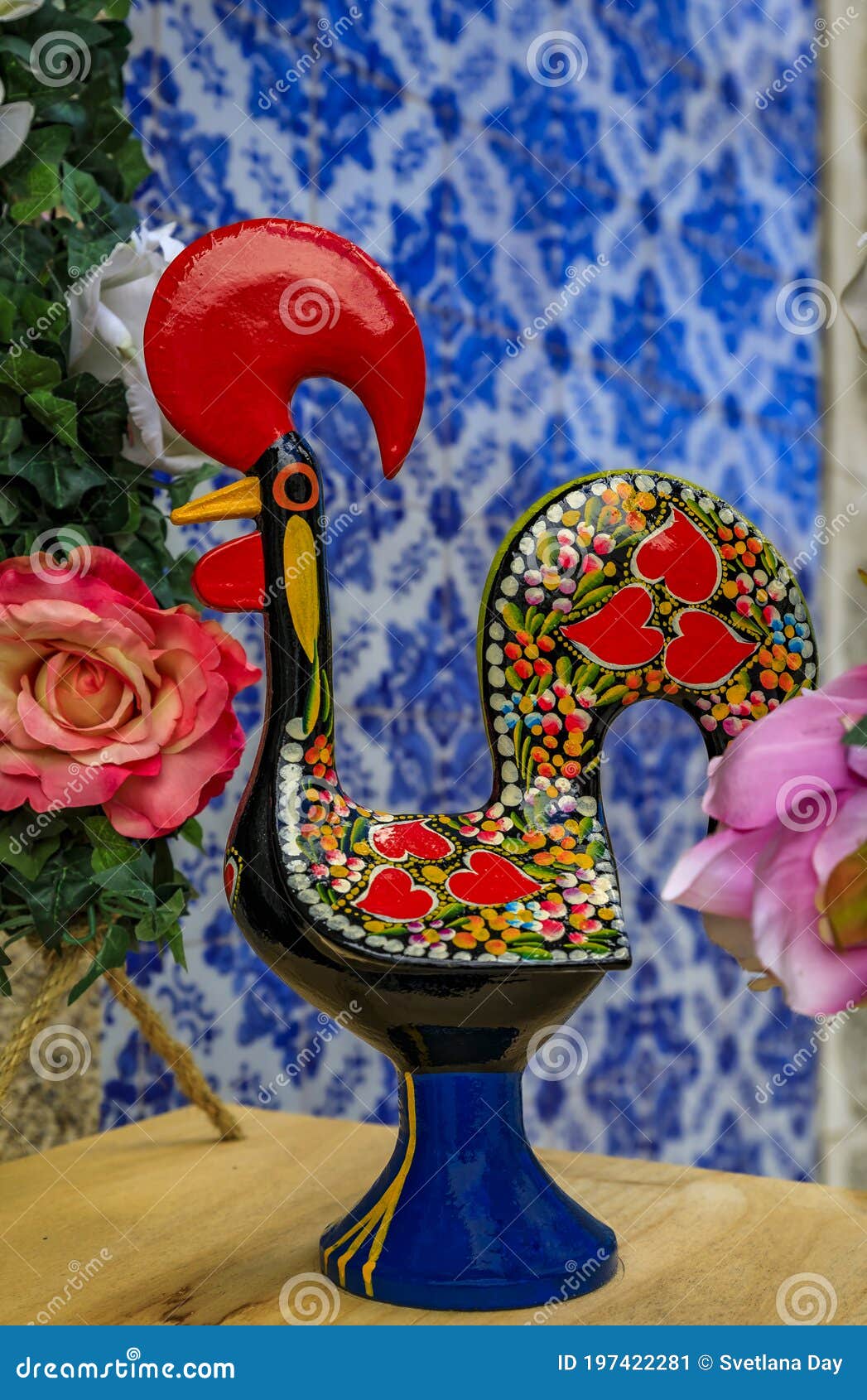 Traditionelle Portugiesische Azulejo Teller Und Barcelos Hahn Oder Galo De Barcelos An Einem Geschenkeladen In Porto Portugal Stockbild Bild Von Andenken Auslegung 197422281