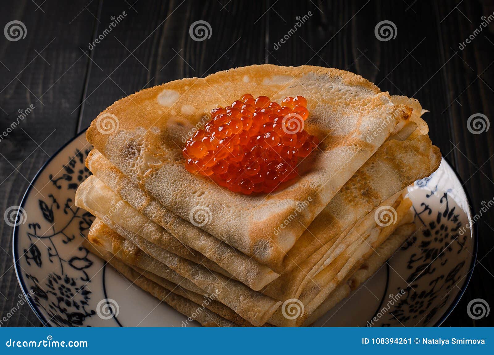 Traditionelle Russische Pfannkuchen Mit Rotem Kaviar Stockbild - Bild ...