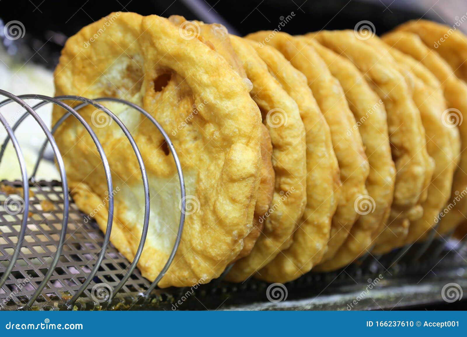 Traditionelle Ungarische Spezialität Lángos Langos Langosch Zum Verkauf ...