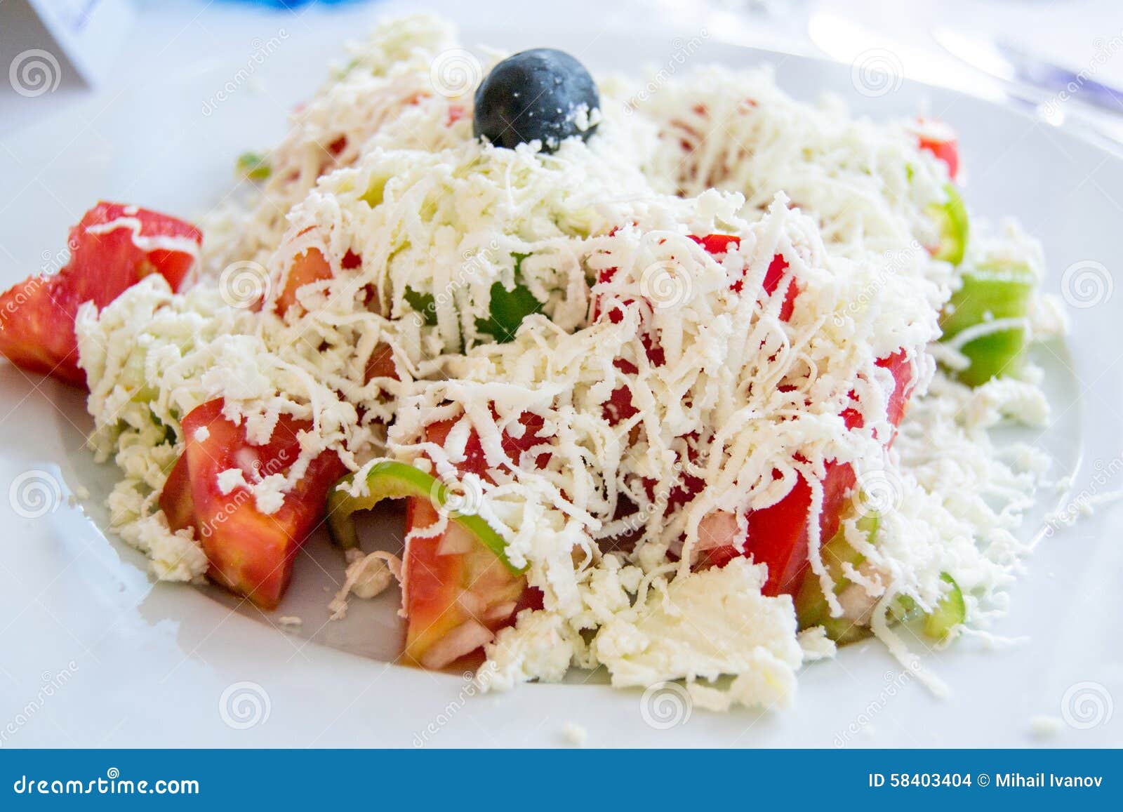 Traditioneller Bulgarischer Salat Mit Tomaten, Gurken, Käse Und Olive ...