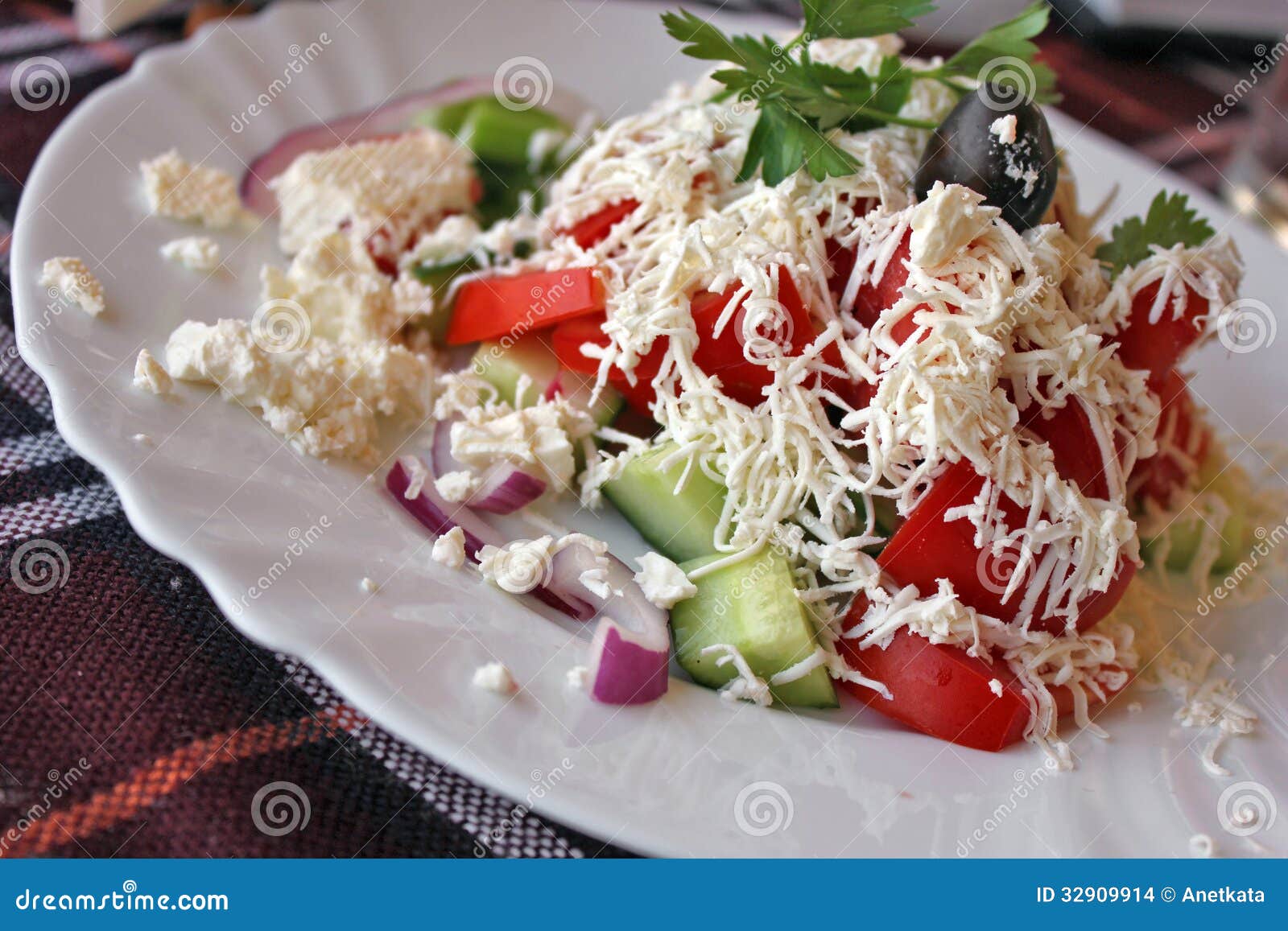 Traditioneller Bulgarischer Salat - Shopska Salat Stockfoto - Bild von ...