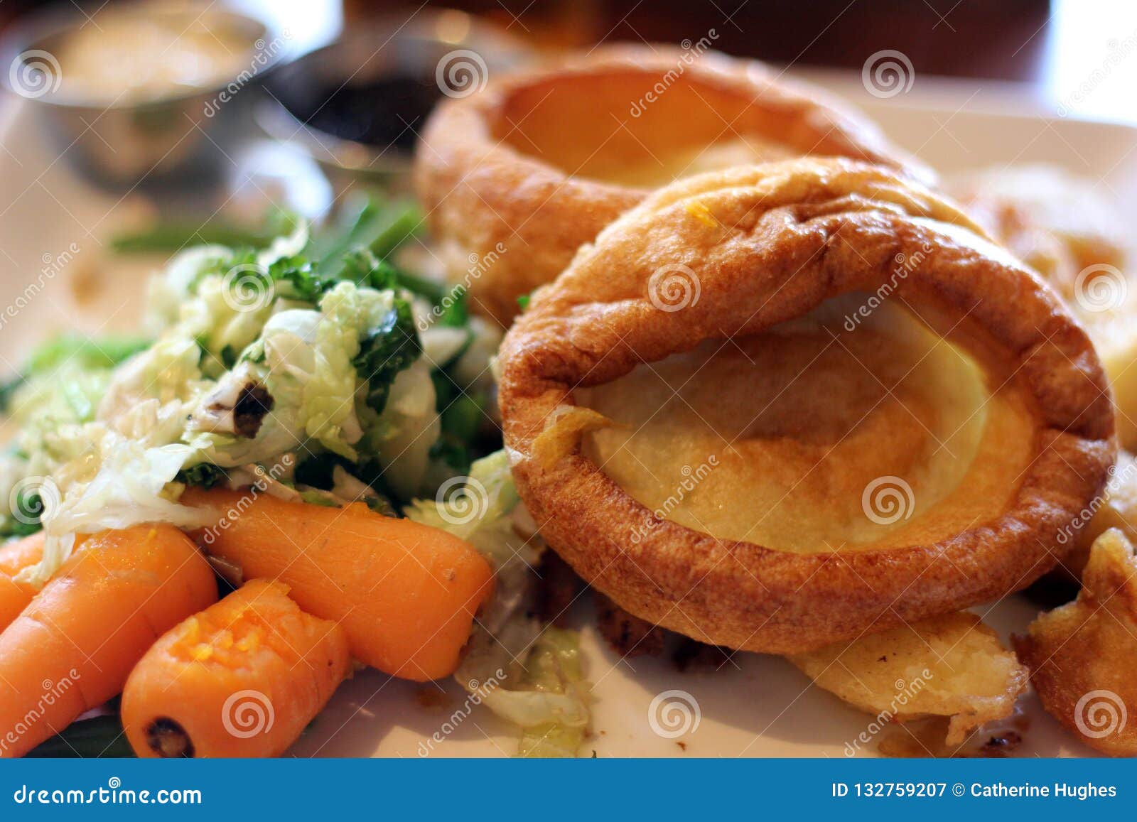 Traditioneller Englischer Sonntags-Braten Mit Yorkshire-Pudding ...