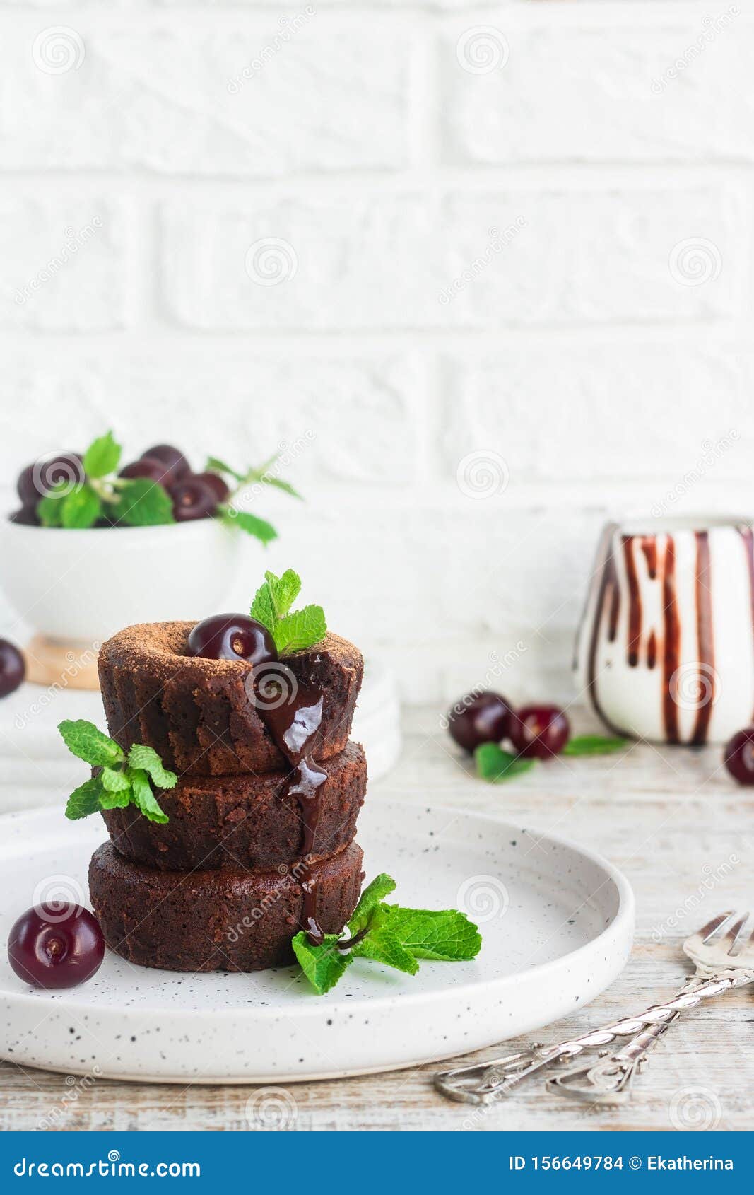 Traditioneller FranzÃ¶sischer Nachtisch - Schokoladenfondant Stockfoto ...