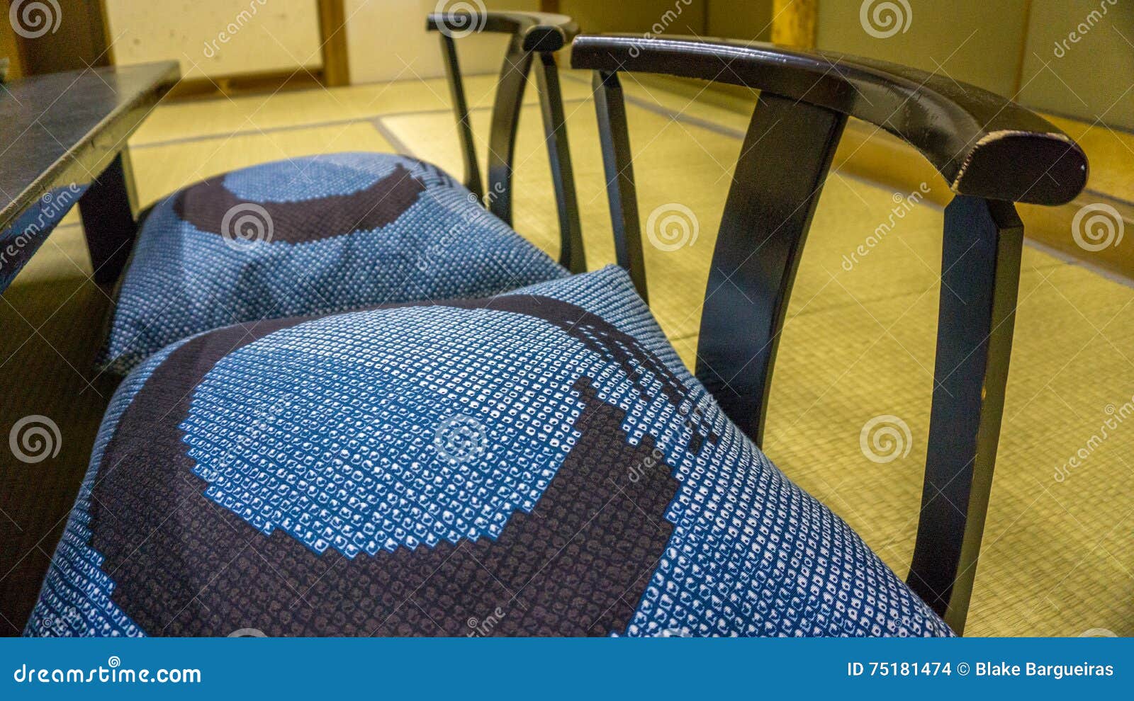 traditioneller japanischer stuhl nannte zaisu in einem