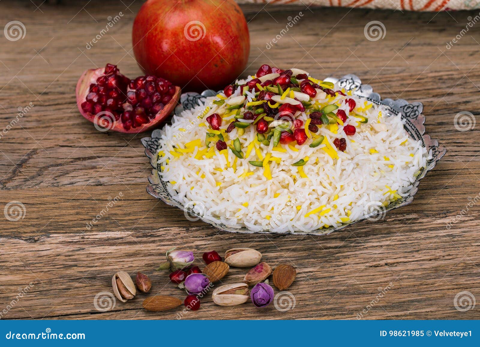 Traditioneller Nahöstlicher Persischer Safran Reis Und Tahchin, Nüsse ...