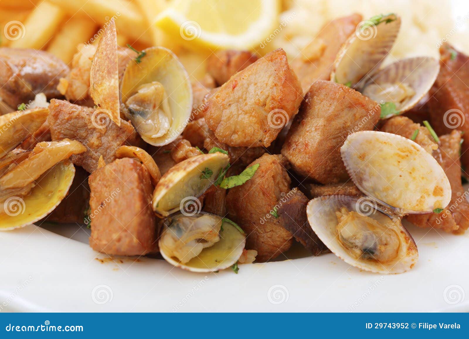 Traditioneller Portugiesischer Teller - Muscheln Mit Schweinefleisch ...