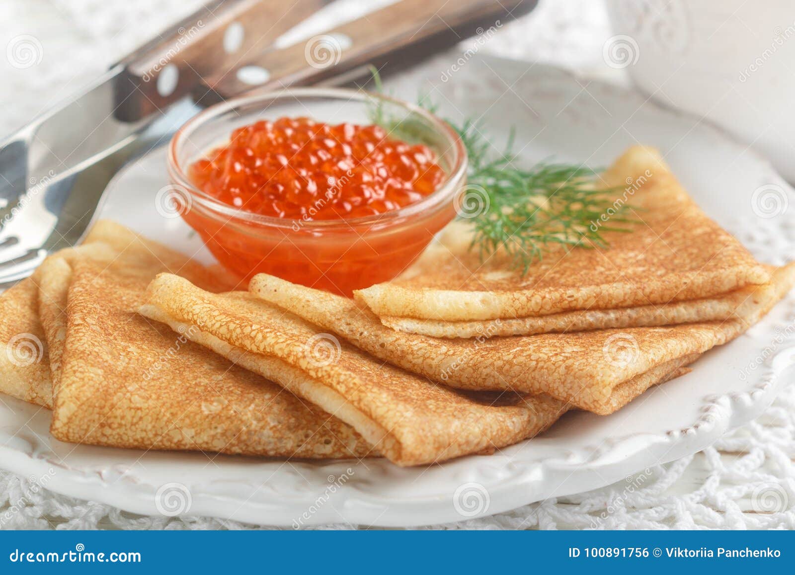 Traditioneller Russischer Pfannkuchen Blini Mit Lachskaviar Stockfoto ...