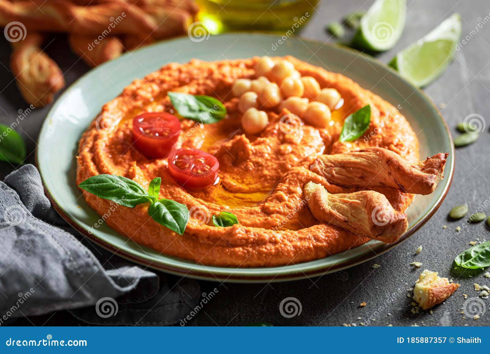 Traditioneller Tomate Humus Mit Breadsticks Und Basilikum Stockbild ...