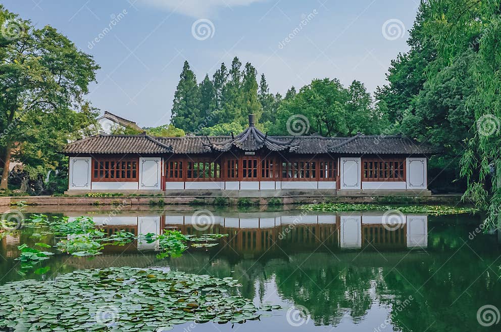 Traditionelles Chinesisches Haus Durch Teich Mit Reflexion Im Wasser