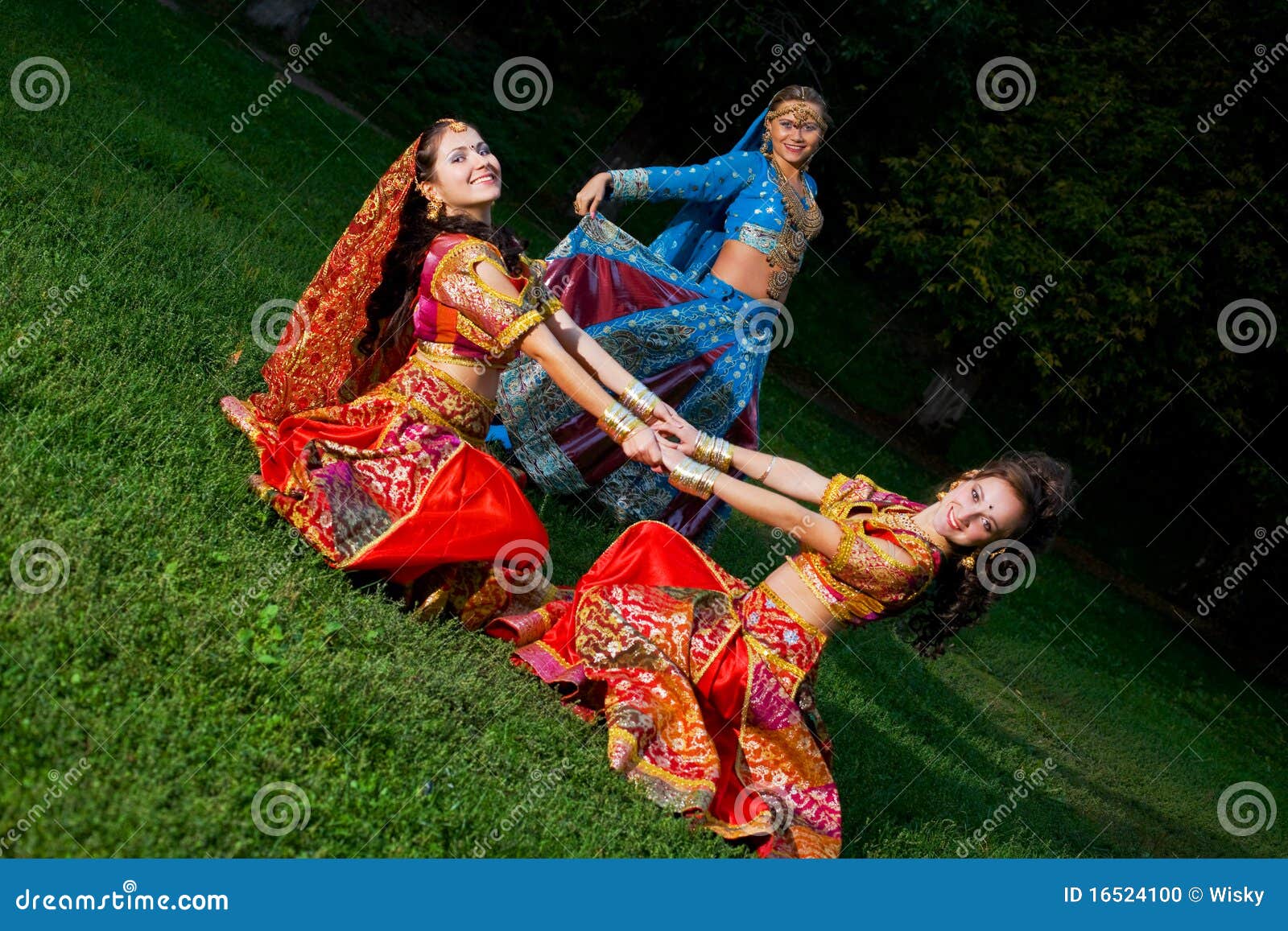 Hübsche junge Frau tanzt in Bollywood-Kostüm