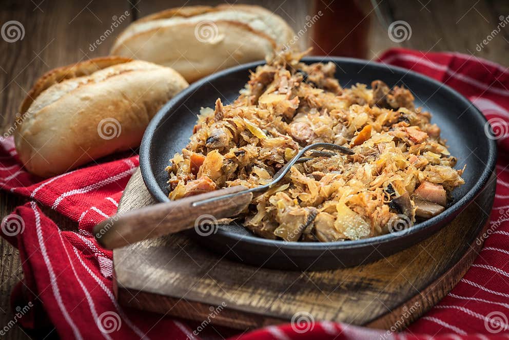 Traditionelles Polnisches Sauerkraut (bigos) Mit Pilzen Und Fleisch ...