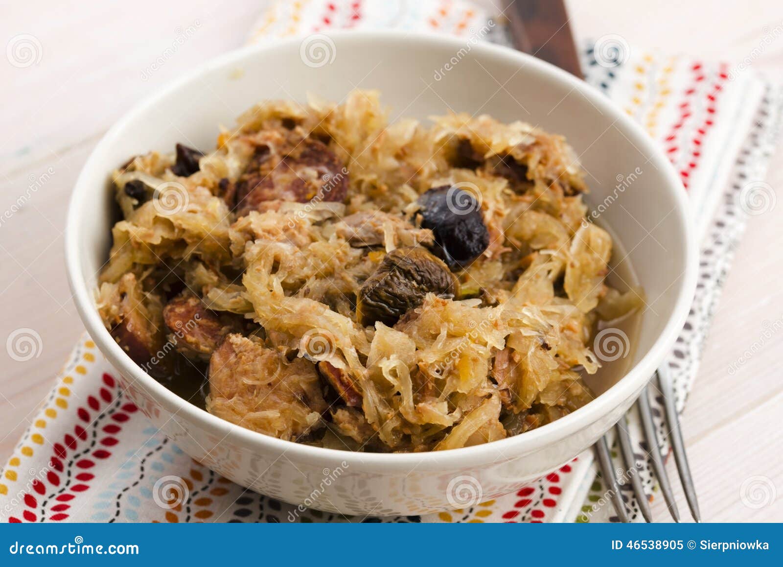 Traditionelles Polnisches Sauerkraut (bigos) Mit Pilzen Und Pflaumen ...