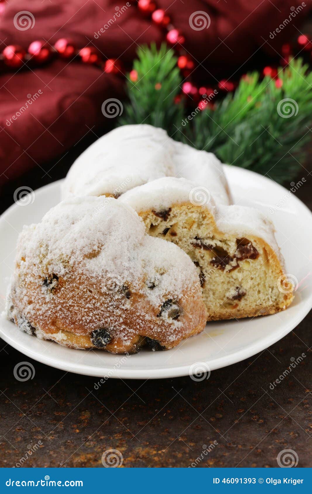 Traditionelles Weihnachten Stollen Kuchen Mit Rosinen Stockbild - Bild ...