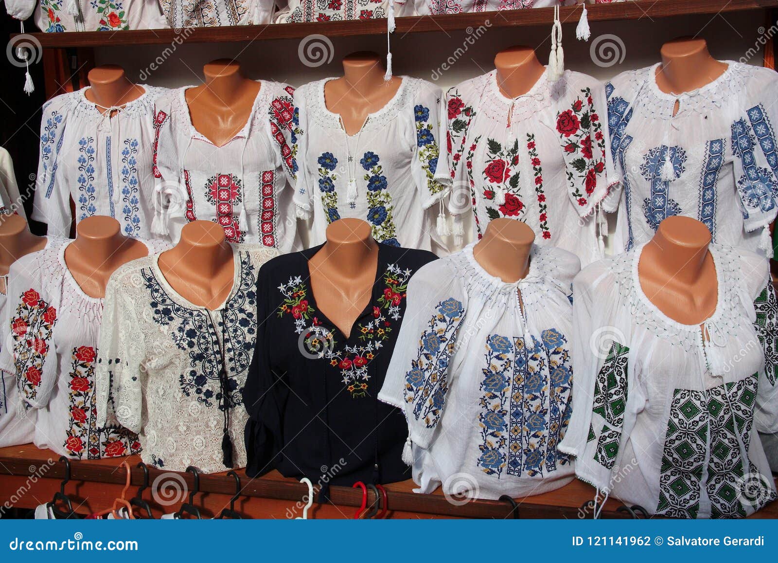 Tradycyjne Rumuńskie Ludowe Bluzki Wystawiać Dla Sprzedaży Przy Jeden Tradycyjnym Jarmarkiem