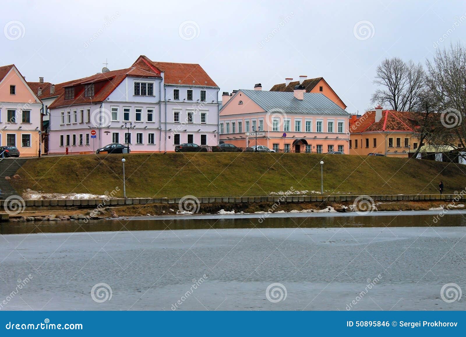 Traetskae-Bezirk in Minsk, Weißrussland. Traetskae-Bezirk altes housesin Minsk, Weißrussland im Frühjahr