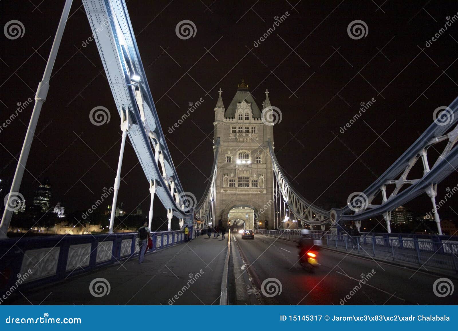 Traffic on Tower Bridge editorial photography. Image of monument - 15145317