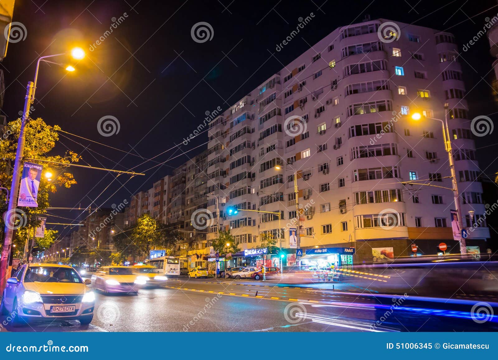 Trafik i natten. Trafikera på Calea Mosilor i natten, Bucharest, Rumänien